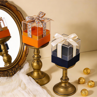 Boîte cadeau personnalisée à bords festonnés, forme carrée, recyclable, avec garnissage en copeaux rouges, surface réfléchissante, design imprimé quadricolore pour occasions spéciales