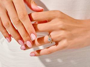 Conjunto nupcial de oro de 14k/18k con anillo de compromiso de diamantes y banda de boda de media eternidad con diamantes de laboratorio para mujer - Product Image 5