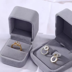 Scatola per Gioielli in Plastica Vellutata con Logo Personalizzato in Rilievo per Bracciali, Anelli e Collane - Product Image 4