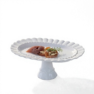 Plat à dessert ovale blanc de style français, à pied, gaufré, pour fêtes et mariages - Product Image 4