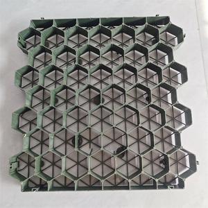 Rejilla de plástico HDPE de 35-70 mm para estacionamientos y jardines, superficie de nido de abeja negra, estabilización del suelo - Product Image 1