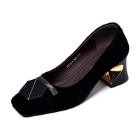 Escarpins à bout pointu pour femmes, en daim souple, à talon carré bas, pour le bureau et les occasions décontractées, avec détails métalliques, grandes tailles, tendance mode printemps