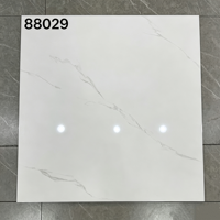 Carrelage en porcelaine pleine masse 800x800 effet marbre gris veiné continu, finition brillante, pour projets de villas