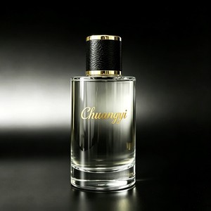 Flacone di Profumo in <span class=keywords><strong>Vetro</strong></span> <span class=keywords><strong>Trasparente</strong></span> Rotondo da 30ml/50ml/100ml con Tappo Effetto Pelle, Logo Personalizzato e Scatola Cilindrica Nera - Direttamente dalla Fabbrica - Product Image 4