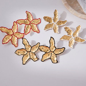 Boucles d'oreilles clous fleur en acier inoxydable plaqué or 18 carats, rouge, noir, blanc, à cinq pétales, pour usage quotidien, design floral géométrique - Product Image 3