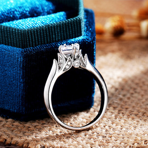 Anello con Quattro Punte in Cristallo AAA per Donne, Accessorio Moda Classico Minimalista per Uso Quotidiano e Feste - Product Image 3