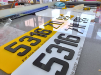 Plaque d'Immatriculation Vierge en Gel 3D Réfléchissant et Lettres Acryliques 4D pour Voiture – Couleurs Jaune et Blanc, Style Royaume-Uni – Vente en Gros