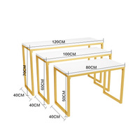 Ensemble de tables d'appoint gigognes et présentoirs à vêtements dorés pour aménagement de boutique
