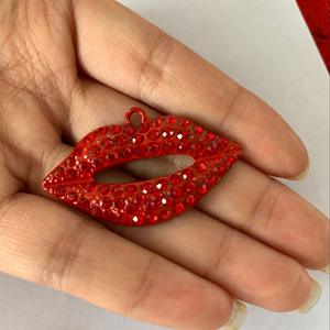 هدية عيد الحب: قلادة على شكل فم مزينة بالأحجار الكريمة والراين بتصميم عاطفي - Product Image 4