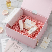 Solution d'emballage rose complète avec boîte rigide magnétique, fermeture sécurisée et nid de raphia naturel.