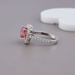 Anillo de Diamante Cultivado en Laboratorio con Corte Cojín Rojo y Halo con Banda Pavé en Oro Rosa/Amarillo/Blanco de 18K |   Joyería Fina Personalizada - Product Image 5