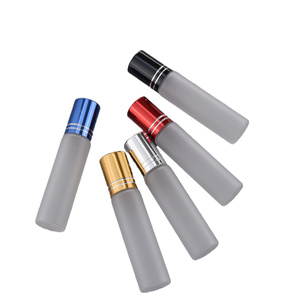 Flacon roll-on vide 10 ml transparent dépoli avec couvercle coloré brillant (vert, bleu, rouge) – Flacon roll-on en verre pour emballage d'huiles et de parfums - Product Image 1