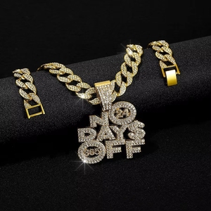 Pendentif unisexe tendance en alliage de zinc plaqué or 14K, <span class=keywords><strong>avec</strong></span> lettres empilées 'NO DAYS 24 <span class=keywords><strong>365</strong></span>' et diamants CZ, chaîne maille cubaine, style Hip Hop Streetwear - Product Image 1