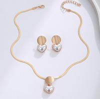Ensemble collier et boucles d'oreilles élégants en fausses perles en forme de cœur, style européen et américain, boucles d'oreilles cœur pêche pour femmes