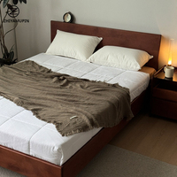 Maßgefertigter Massivholz-Bettrahmen im Retro-Stil mit Distressed-Finish, Schlafzimmermöbel mit Großen Aufbewahrungsschubladen und Kopfteil