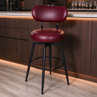 Tabouret de bar pivotant moderne rouge bordeaux avec dossier rembourré, assise coussinée, pieds en acier et repose-pieds annulaire, mobilier de bar.