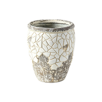 Vase à fleurs artisanal avec un design vintage blanc vieilli, vase pour la décoration de table de salon
