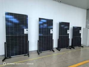 Paneles Solares Fotovoltaicos Runma de Alta Gama, 575W 580W 585W HJT de Media Celda, 22.65% de Eficiencia - Product Image 1