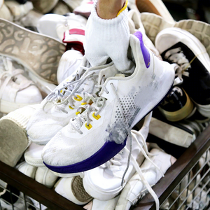 Calzado Deportivo de Marca de Segunda Mano, Estilo Baloncesto, de Caña Baja, en Pacas, de EE. UU., con Inventario Limitado - Product Image 1