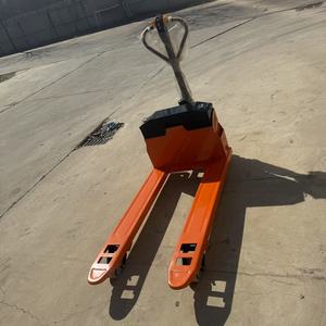 La nueva carretilla elevadora de paletas funciona de manera eficiente para transportar el gran coche eléctrico pequeño para ganado - Product Image 5