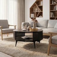 Table basse en bois ajourée sur mesure avec motif sculpté, base surélevée et design pratique pour le rangement, idéale pour le mobilier de salon