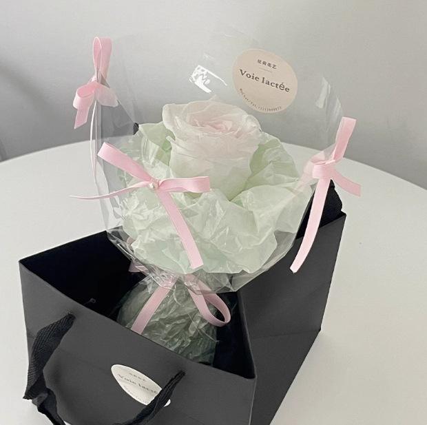 ช่อดอกไม้เล็กๆ แบบเรียบง่าย