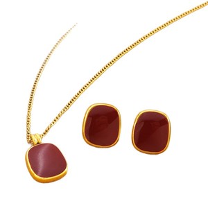 TZ134 Set <span class=keywords><strong>di</strong></span> Gioielli Vintage Placcato <span class=keywords><strong>Oro</strong></span> 18K con Smalto Bordeaux Irregolare - Collana con Ciondolo e Orecchini a Perno in Acciaio Inossidabile per <span class=keywords><strong>Donna</strong></span> - Product Image 2