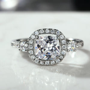 Anello di Fidanzamento F750 in Oro Bianco per Donna, Diamante Naturale Taglio Cushion Colore D con Montatura Halo - Product Image 1