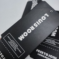 Étiquettes suspendues en papier gaufré personnalisées |   Étiquettes de vêtements uniques en forme de ticket avec impression de logo