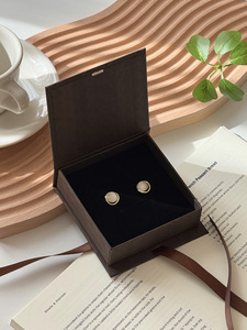 Nouvelle boîte d'emballage de luxe pour bijoux avec rabat en ruban et doublure en éponge, boîte cadeau imprimée avec logo pour colliers, bagues, boucles d'oreilles – En stock - Product Image 2