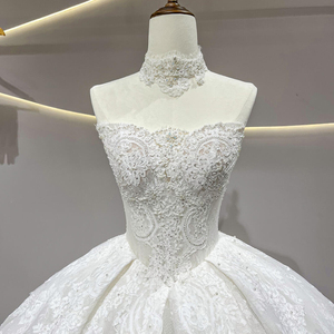 JFH39 Elegante Vestido de Novia Moderno sin Tirantes con Cola Capilla, Flores de Satén y Bordado de Cristal - Product Image 3