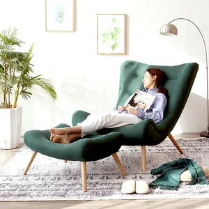 モダンでファッショナブルなリビングルームのデンマークの椅子、寝椅子