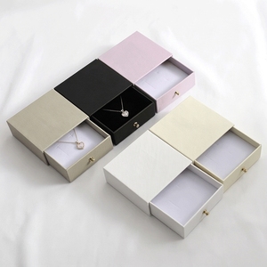 Minimalistische Kleine Schmuckschublade mit Edler Texturpapier-Optik und Metallgriff für Halsketten-Set-Verpackung - Product Image 5