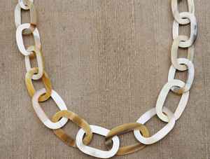 Collier artisanal en corne de buffle, artisanat naturel, bijoux traditionnels avec finition lisse pour un port quotidien et pour les occasions élégantes - Product Image 6