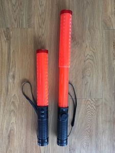 Bastone di Segnalazione LED per Controllo del Traffico con Luci Lampeggianti e Fischietto Retrattile <span class=keywords><strong>Estensibile</strong></span> - Product Image 3