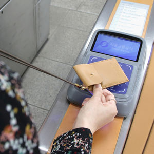 Porte-carte d'identité en cuir PU tendance, à suspendre au cou, pour carte de travail, contrôle d'accès, carte IC, cordon de suspension, sac à carte - Product Image 4