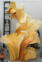 Installation géante de fleurs en papier plissé couleur champagne pour toile de fond de mariage
