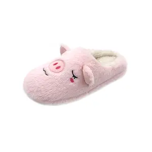 Vente en gros personnalisé pas cher pantoufles d'hiver plates d'intérieur de chambre à coucher avec animal moelleux mignon cochon rose en peluche dessin animé