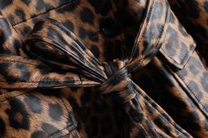 <span class=keywords><strong>Trench</strong></span> Oversize da Donna 4267 in Vera Pelle con Stampa Leopardata, Lunghezza Lunga e Chiusura a Doppio Petto - Product Image 3