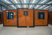 Maison conteneur extensible de 20 pieds en bois grain wengé jaune – Vidéo : Solution clé en main de cabine préfabriquée pour projets en gros