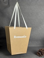 Sac cadeau en papier kraft blanc trapézoïdal personnalisé en gros avec poignée en ruban et logo estampé à chaud or ou argent