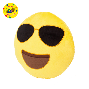 Usine personnalisé peluche jaune émoticône unisexe jeter oreiller coton Polyester chauffe-mains gratuit Azo ODM cadeau PP remplissage peluche - Product Image 5