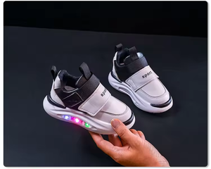 รองเท้าวิ่งเด็กแบบพื้นนุ่ม รุ่นใหม่ ปี 2026 สำหรับเด็กชายและเด็กหญิง มีไฟ รองเท้ากีฬาเด็ก สไตล์ลำลอง เดินเล่นกลางแจ้ง รองเท้าเด็ก - Product Image 6