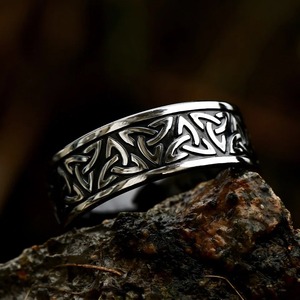 Anillo de acero inoxidable con nudo celta yunnique, diseño vikingo para hombre, joyería, regalo, tamaño de banda 7 8 9 10 11 12 13 - Product Image 1