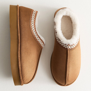Chaussons d'intérieur pour femmes avec dessus en daim synthétique, bande tissée à points croisés, doublure en fausse fourrure, plateforme, bottes à enfiler - Product Image 4