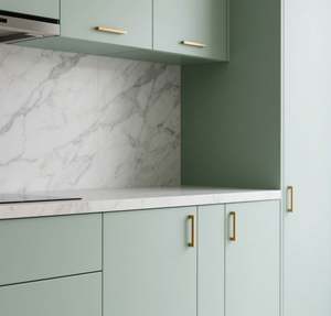 Ensemble de cuisine modulaire SANTOPOVA vert menthe avec crédence en marbre et quincaillerie dorée - Product Image 2