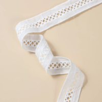 Dentelle décorative blanche brodée en polyester non élastique à motif quadrillé ajouré pour robes – Vente en gros
