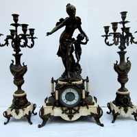 3 pièces d'horloges à mécanisme de style français antique, décorées de Vénus et de Cupidon, avec ensemble de candélabres