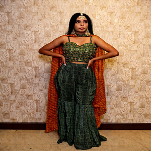 Elegante conjunto indio de top y pantalón gharara con dupatta, largo hasta el suelo, corte holgado, ropa étnica para boda, estampado digital verde y naranja. - Product Image 1
