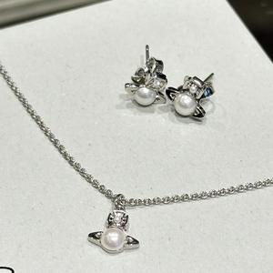 Conjunto de Joyería de Satén de Lujo Ligero y Elegante Empress Dowager Vivienne: Collar Geométrico de Media Cara con Perlas, Pendientes y Pulsera - Product Image 6